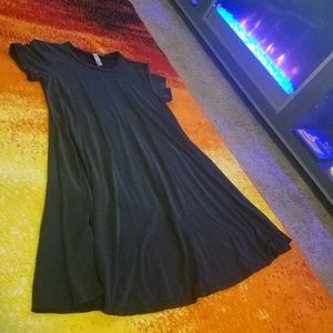 💕Francesca's Gray Flowy T Shirt Dress!